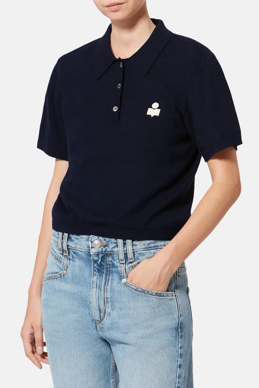 Model trägt das Marant Étoile Althea Poloshirt in Midnight mit entspannter, zeitloser Silhouette.
