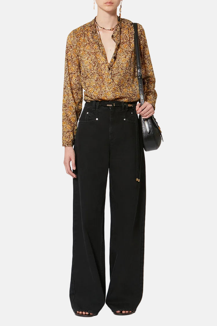 Marant Étoile Maria Bluse in Khaki Floral mit floralem Muster und fließender Silhouette am Model.