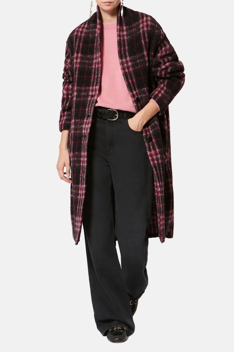 Model trägt den Marant Étoile Gabriel Mantel in Black/Fuchsia, elegante Silhouette.