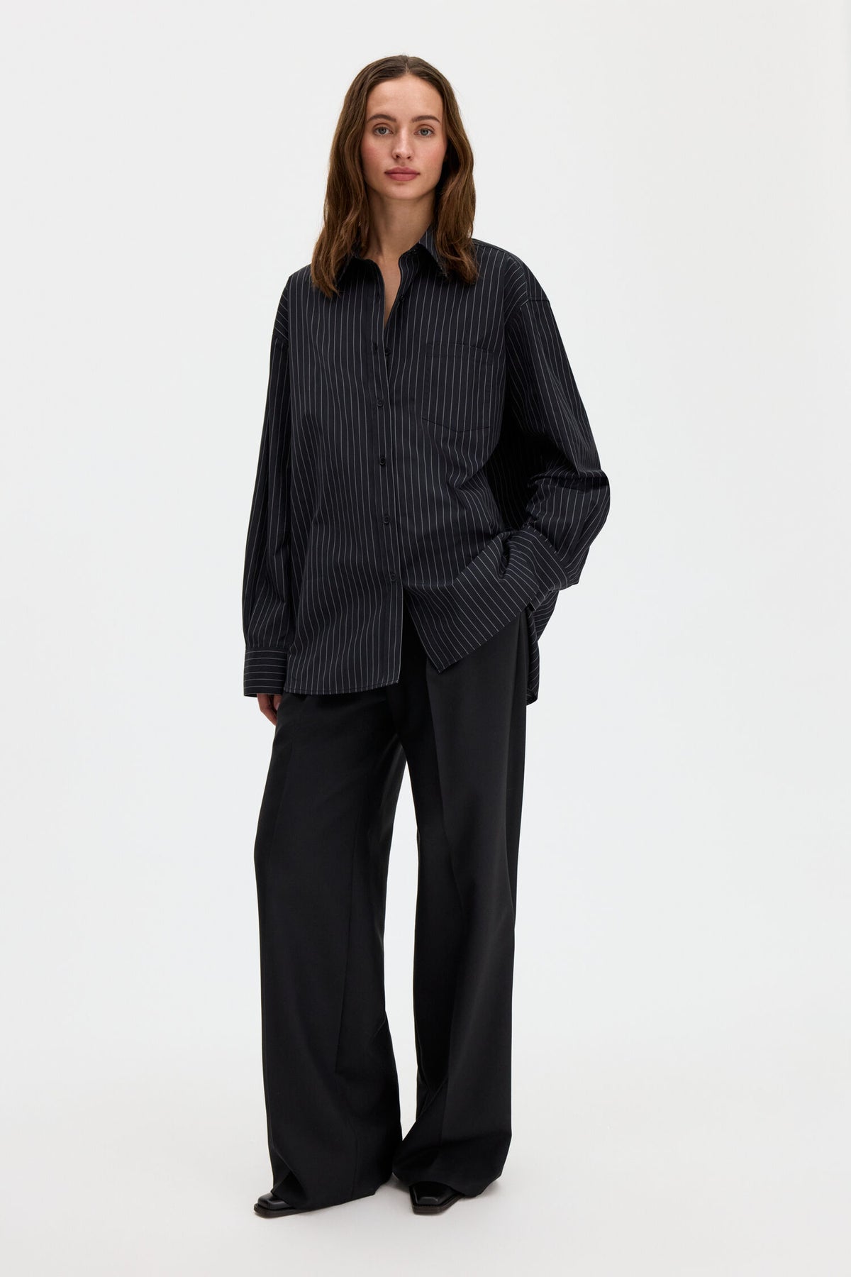 Filippa K Sammy Poplin Anthracite Jacke in Pinstripe Shirt – Ansicht 2