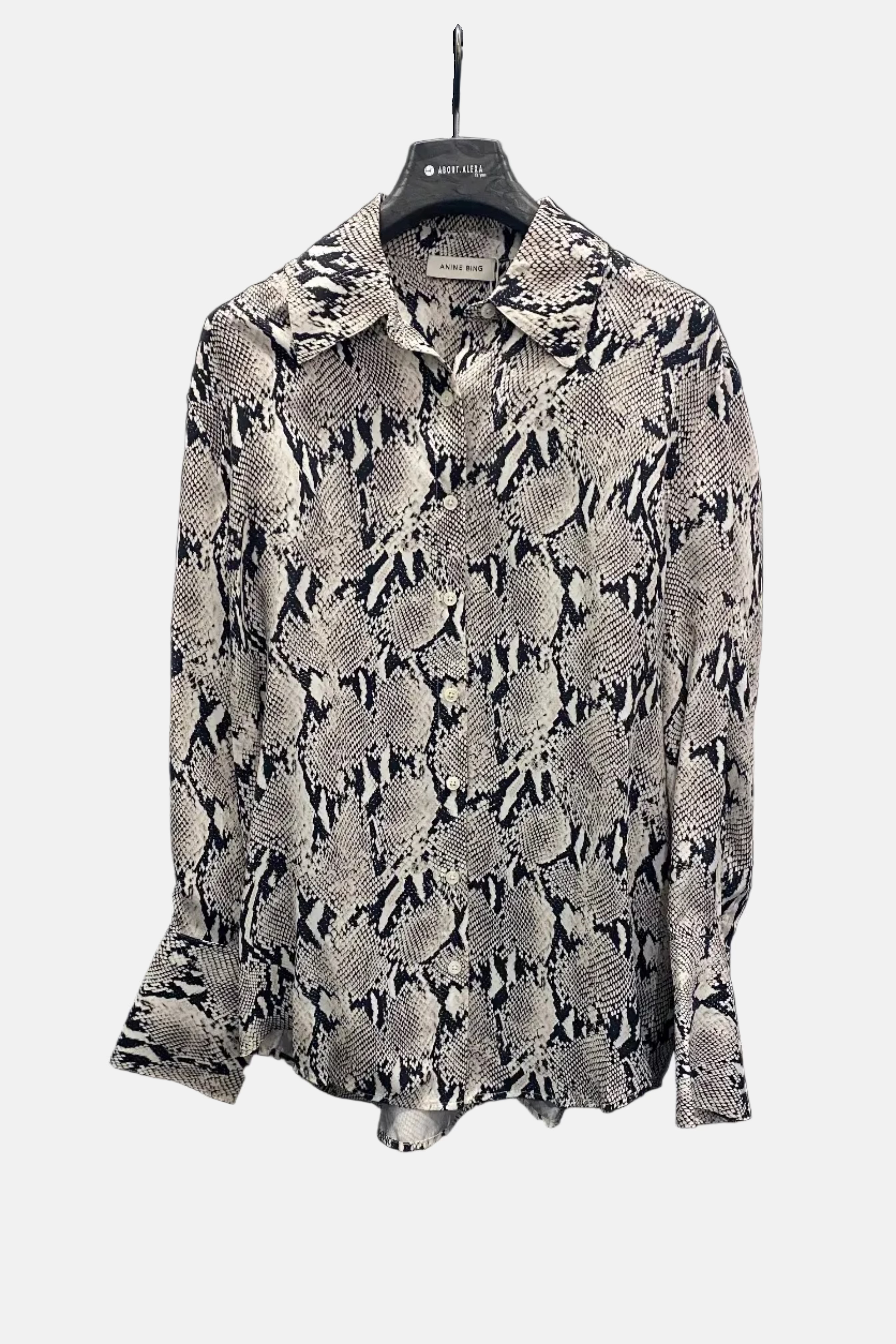 Anine Bing Bridget Blouse im Python-Print, Frontansicht, fließende Designer-Bluse.
