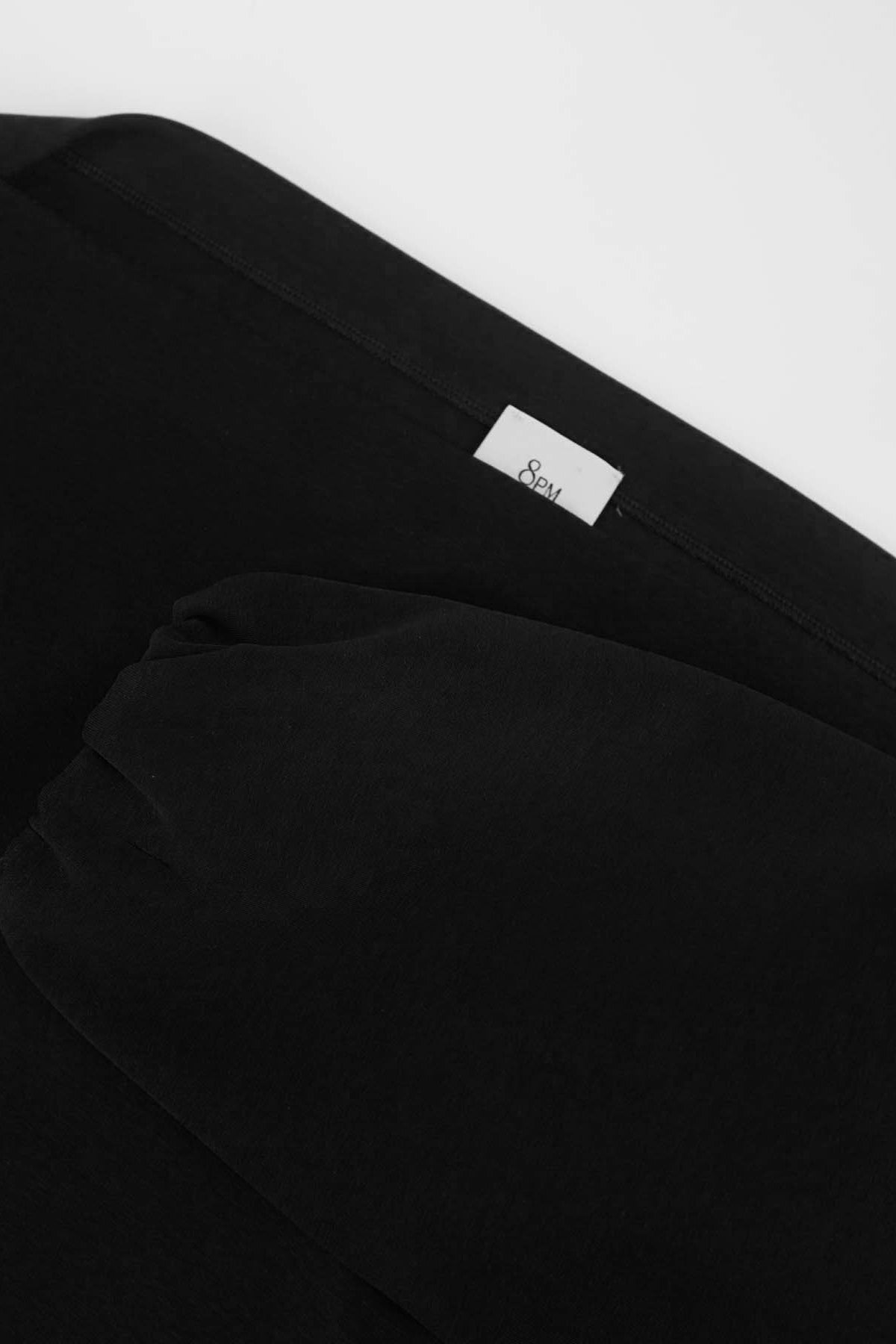 Off-Shoulder, voluminöse Ärmel, moderne Silhouette.