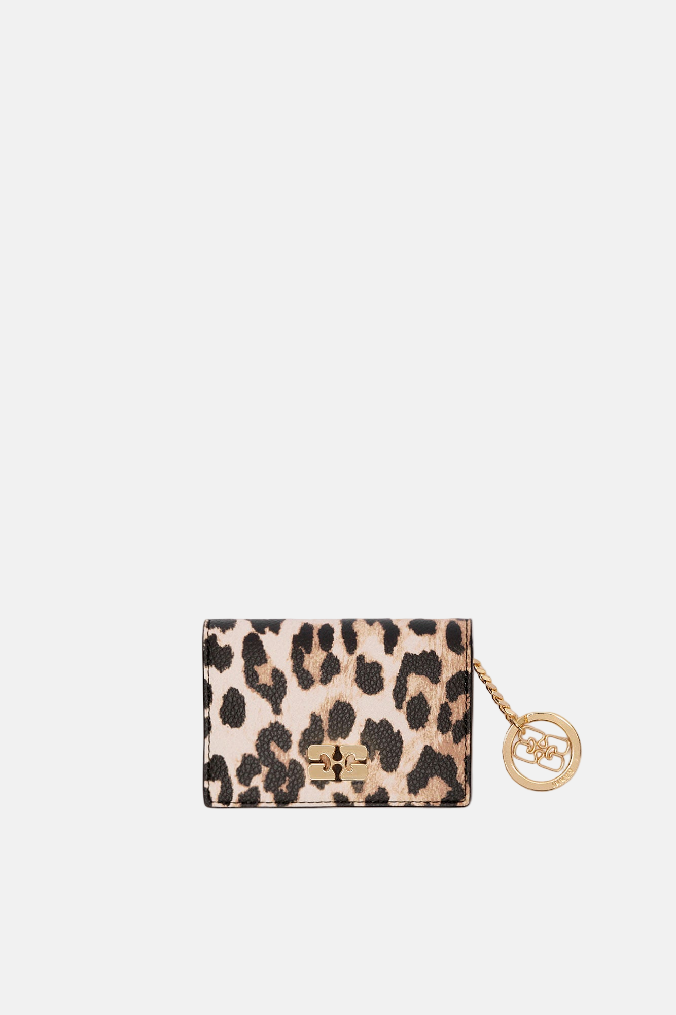 GANNI Bou Card Holder in Almond Milk Leopard mit Klappe, Logo-Hardware und strukturierter Oberfläche.