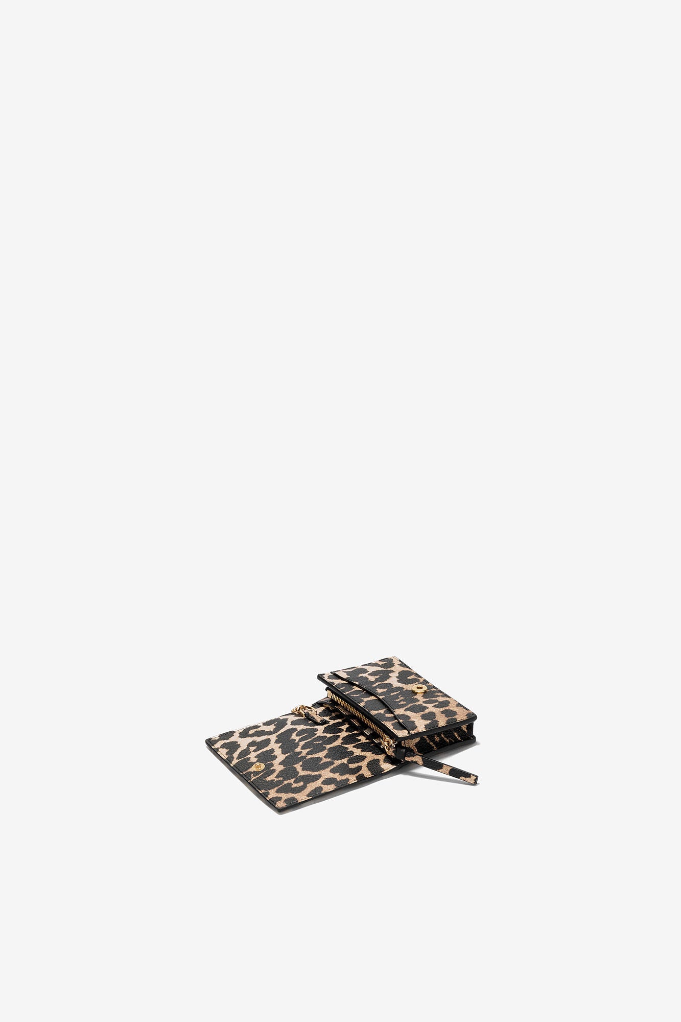 GANNI Bou Card Holder in Almond Milk Leopard mit Klappe, Logo-Hardware und strukturierter Oberfläche.