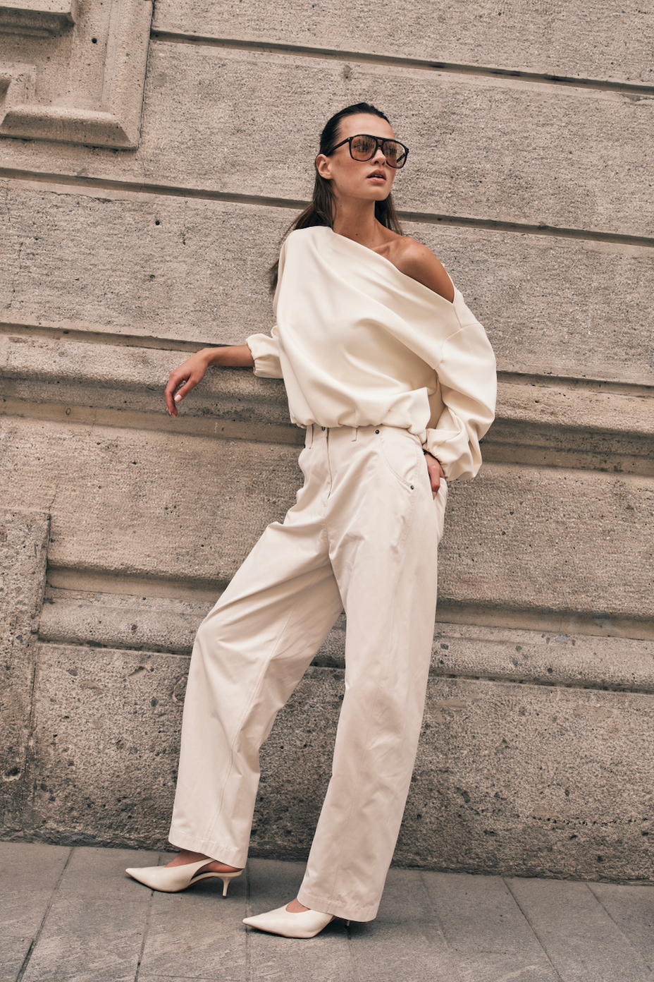 Model trägt das 8PM Hamptons Sweatshirt in Meringue, kombiniert zu weiter Hose für modernen Contemporary Look.