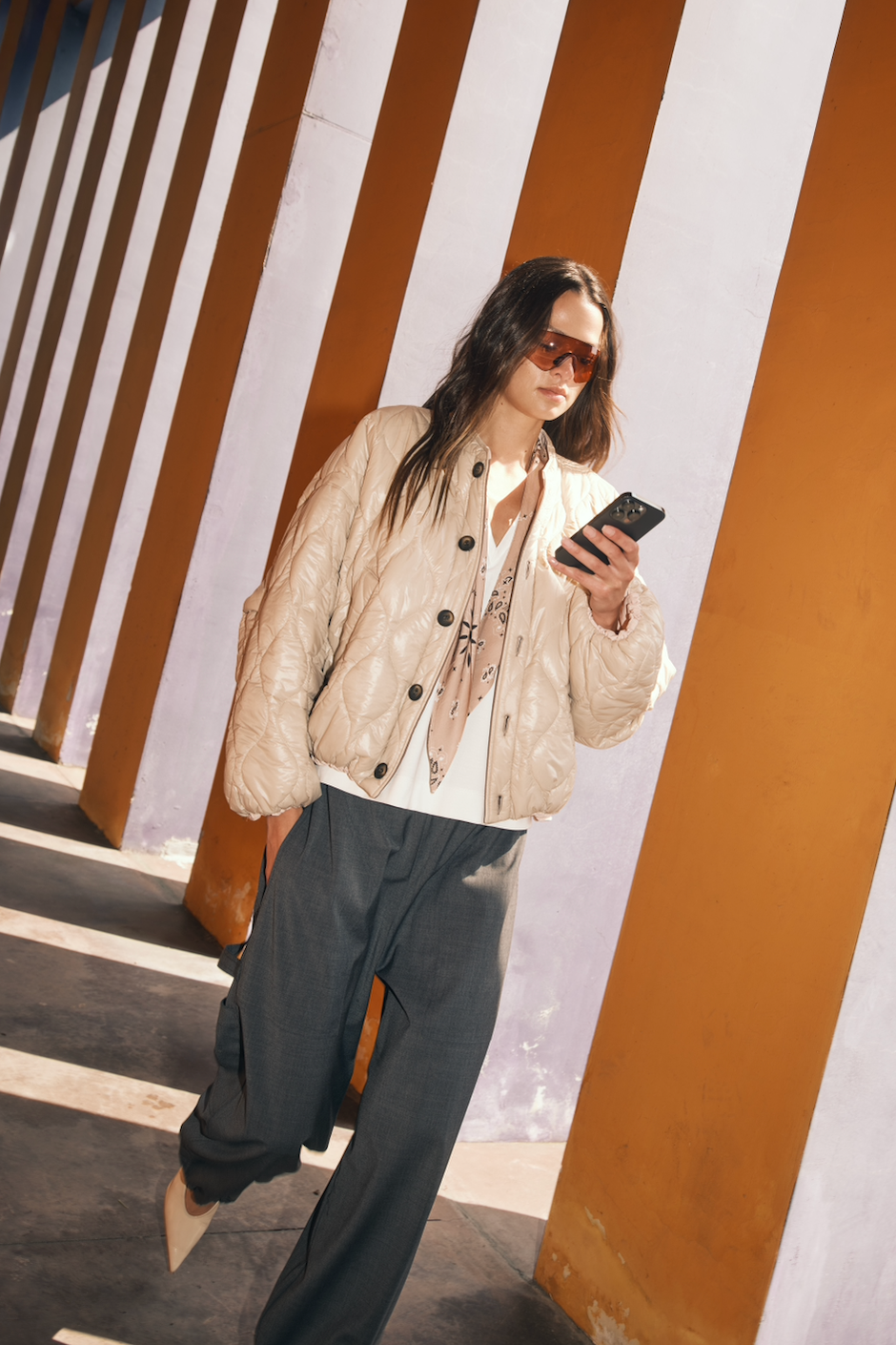 Detailansicht 8PM Sirmione, integrierter Bandana-Schal im Paisley-Print, Latte–Deserto