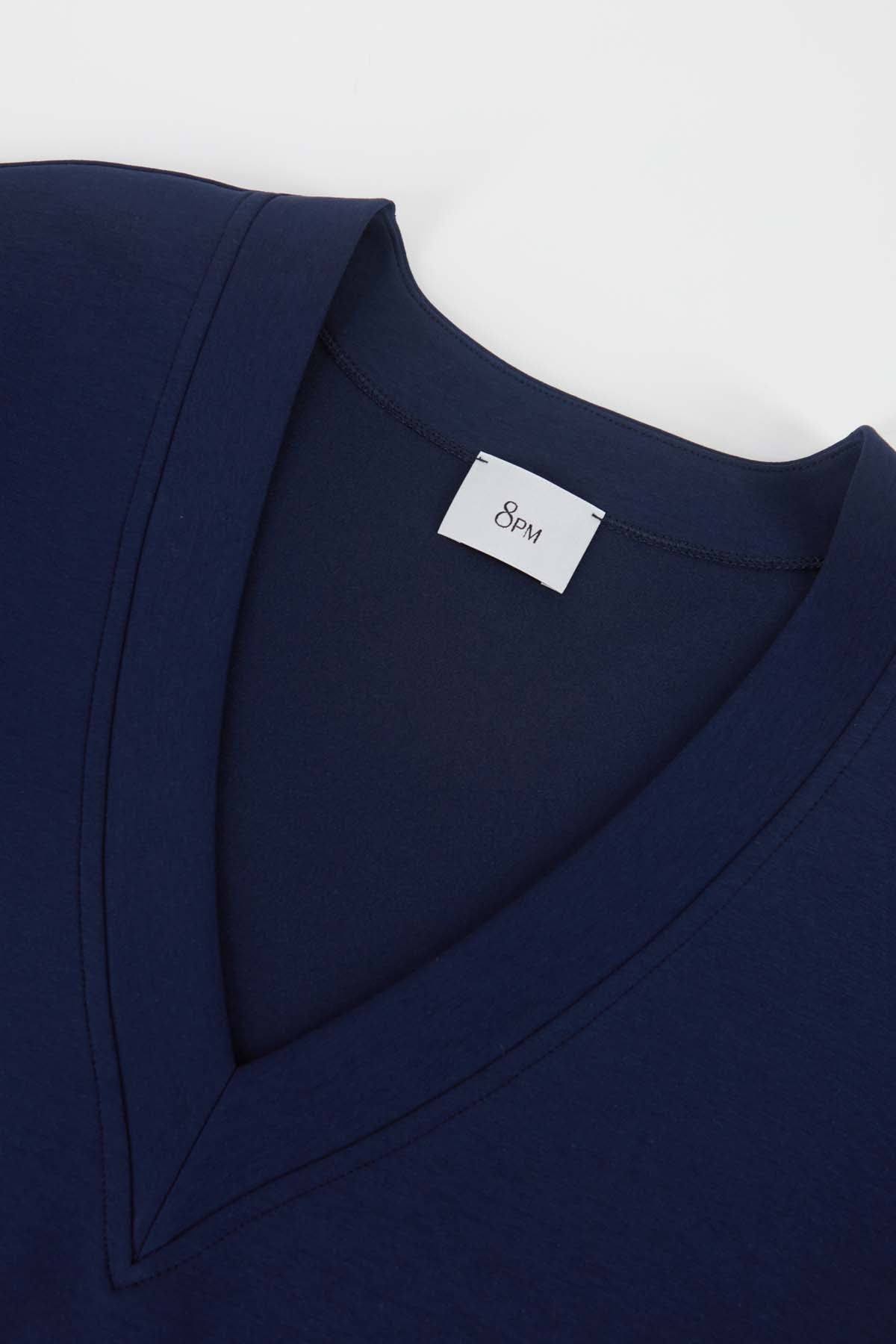 Detailaufnahme des V-Ausschnitts des 8PM Ravello Sweatshirts in Blau.