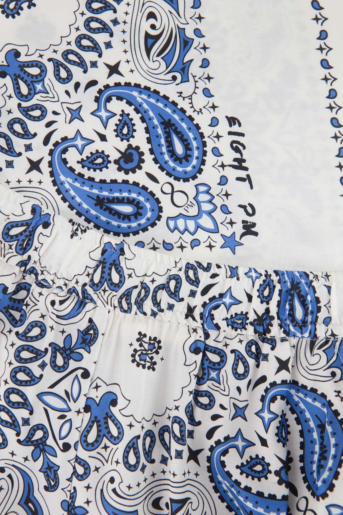 Detailansicht des blau-weißen Printdesigns der 8PM Stromboli Hose in Butter.