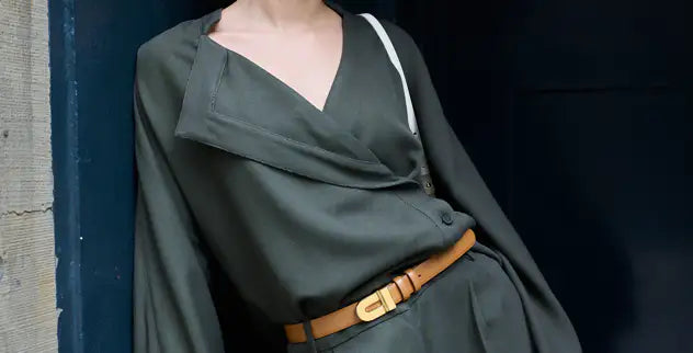 Dunkelgrüne Wickelbluse von IRO mit weitem Kragen und schmalem Ledergürtel in Cognac