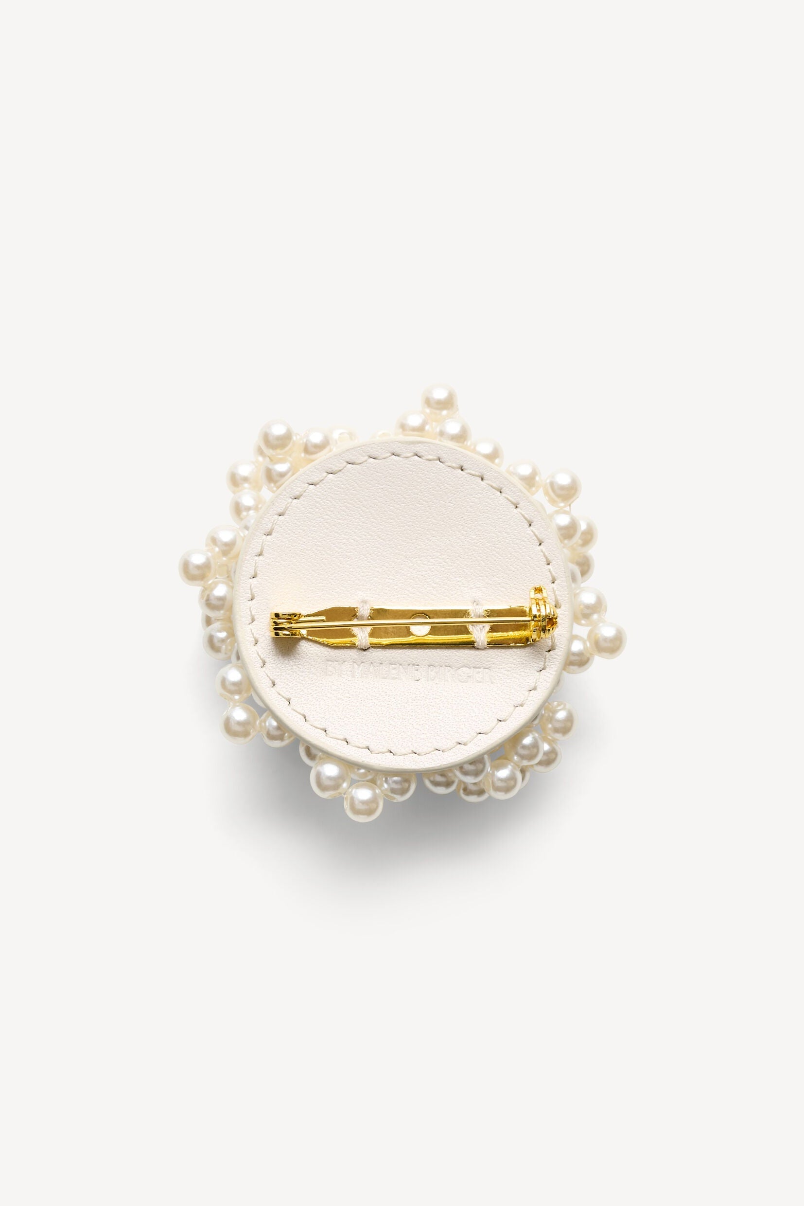 By Malene Birger Helea Small, Soft White, Brosche
