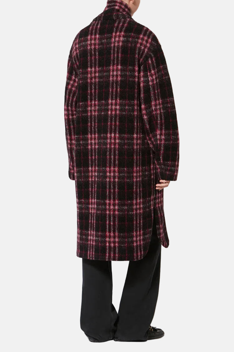 Model trägt den Marant Étoile Gabriel Mantel in Black/Fuchsia, elegante Silhouette.