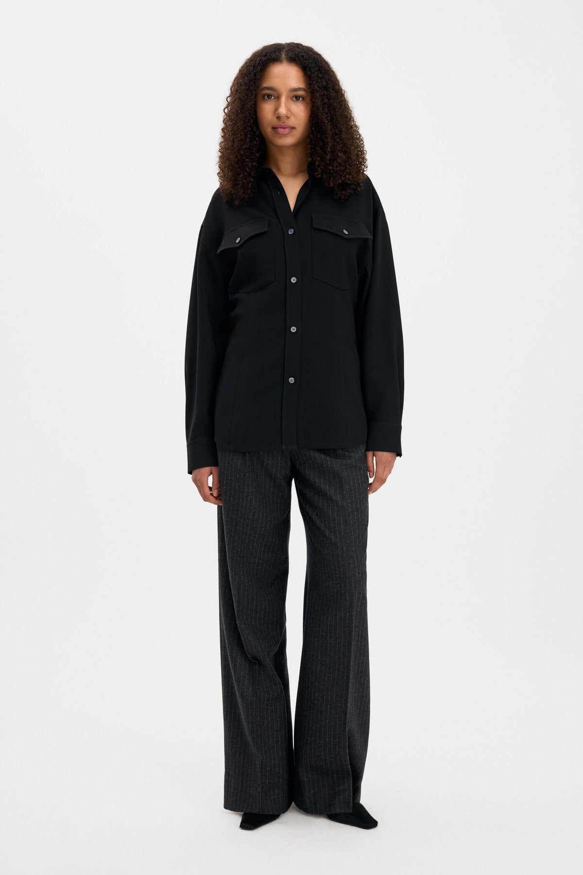 Filippa K Draped Hourglass Over Shirt in Black – Ansicht 2