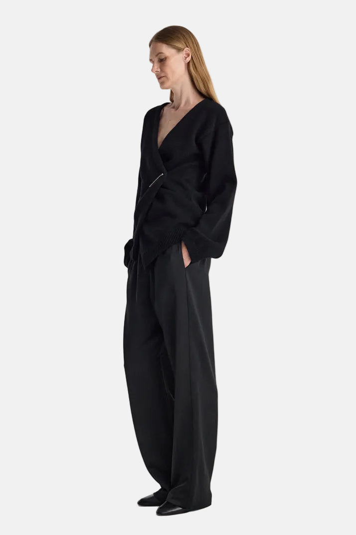 Róhe Off-Shoulder Wrap Cardigan in Black, Ansicht 4