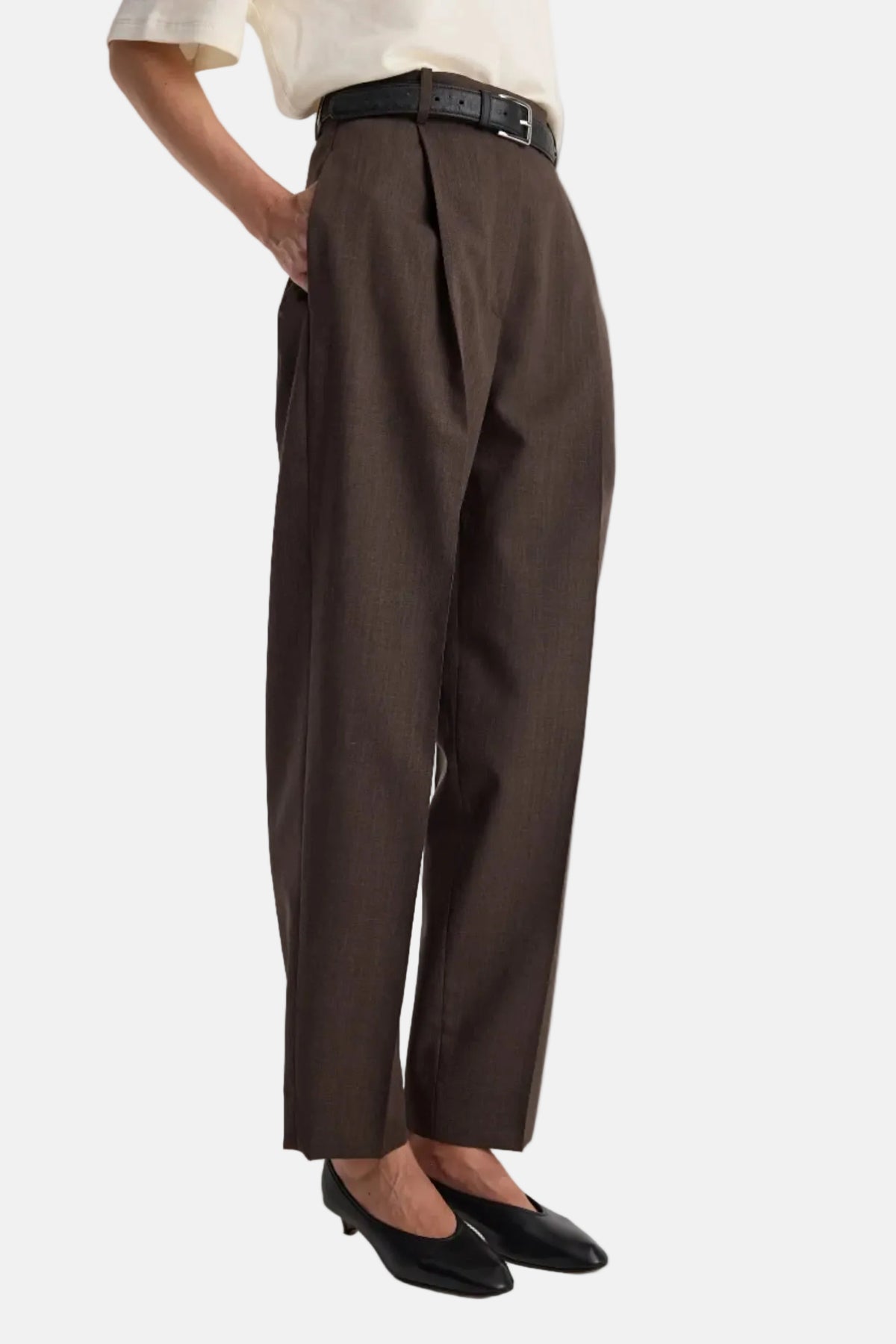 Róhe Daria Single Pleat Straight leg Hose in Dark Brown, Ansicht 4