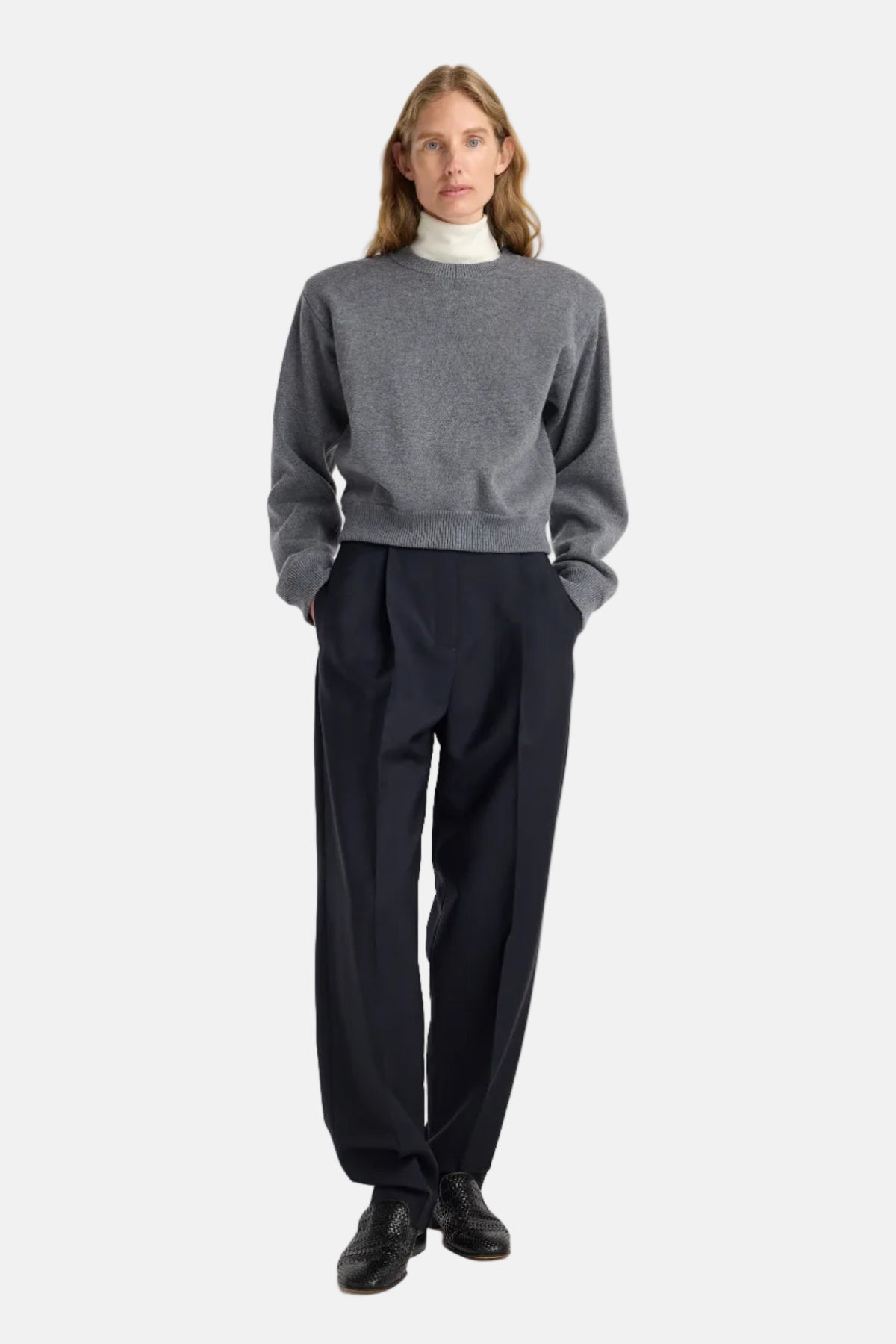 Róhe Statement Shoulder Crewneck Mid Grey Melange Pullover in Grau – Ansicht 2