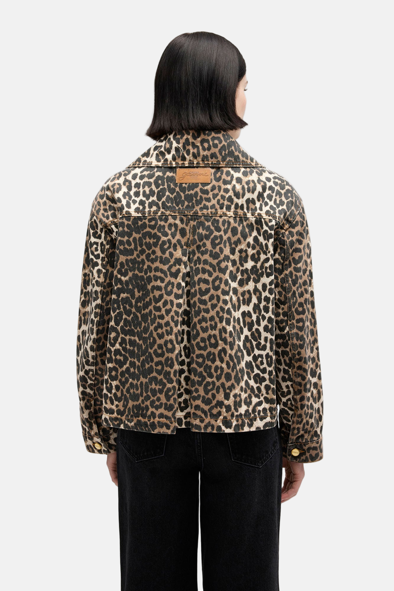 Rückansicht der GANNI Print Denim Jacket in Almond Milk, Leopardmuster, kurze Denim-Silhouette.