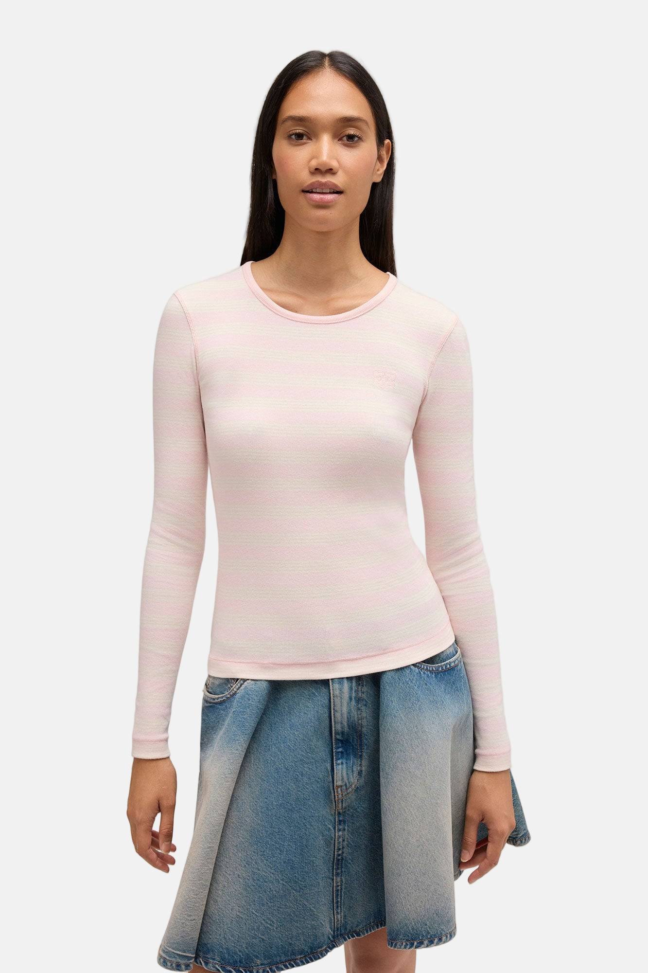 Model trägt das GANNI Soft Cotton Stripe Rib Longsleeve in Chalk Pink, gestreiftes geripptes Design, Slim Fit, Organic Cotton.