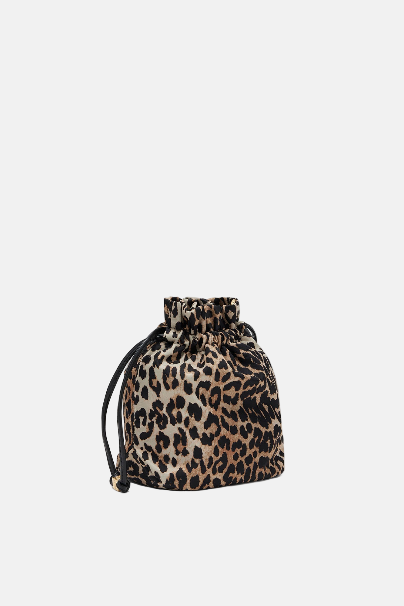 GANNI Bou Nylon Beuteltasche in Almond Milk, Leopard-Print, recyceltes Nylon, Kordelzugverschluss.