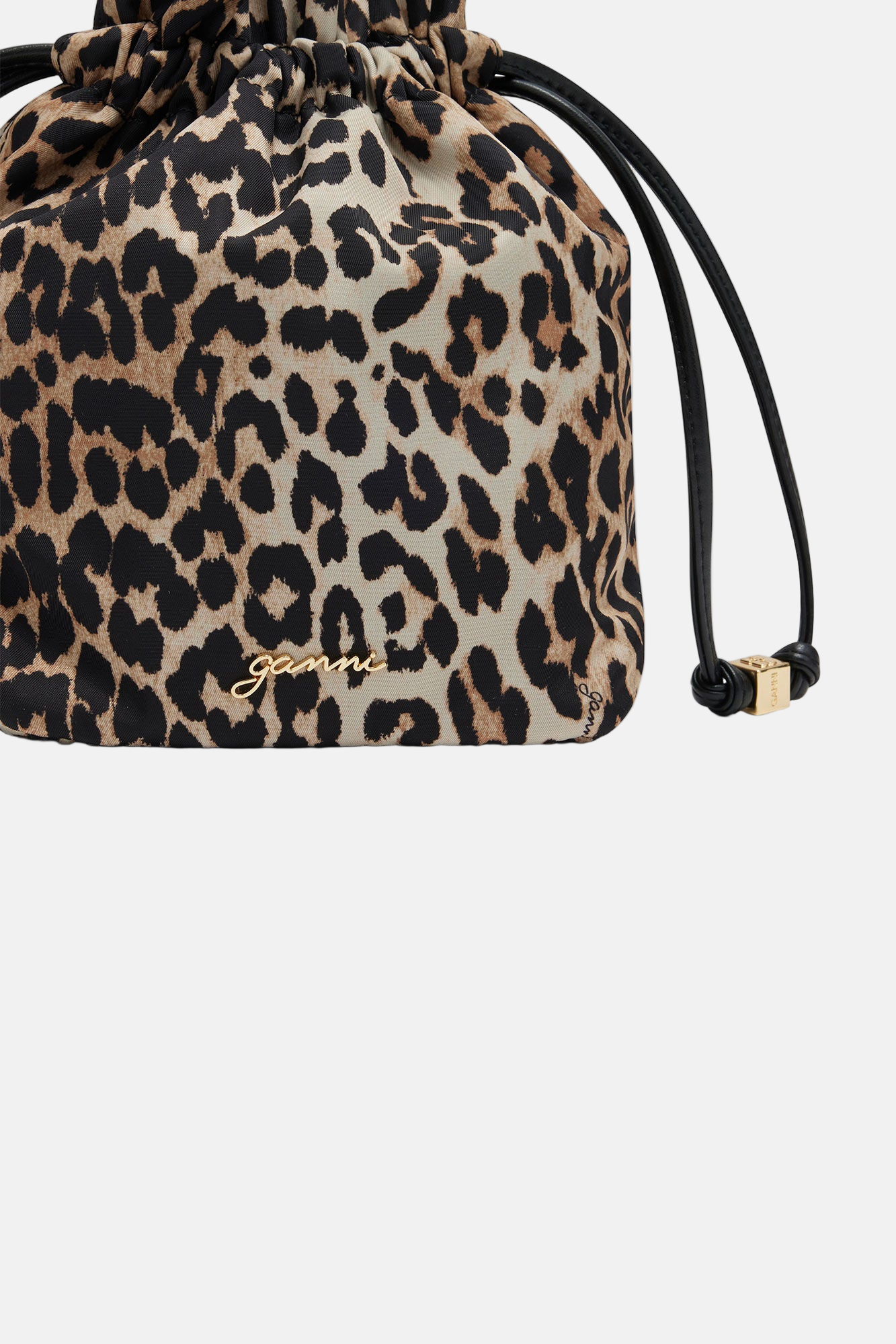 GANNI Bou Nylon Beuteltasche in Almond Milk, Leopard-Print, recyceltes Nylon, Kordelzugverschluss.