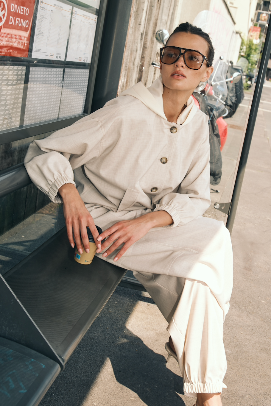 Model trägt die 8PM Rapallo Jacke in Off White Melange, kombiniert zur passenden Hose im modernen City-Look.