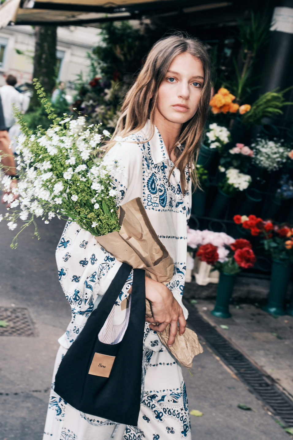 Model trägt die 8PM Cannes-A Bluse im Complete Look mit passender Stromboli Pants.