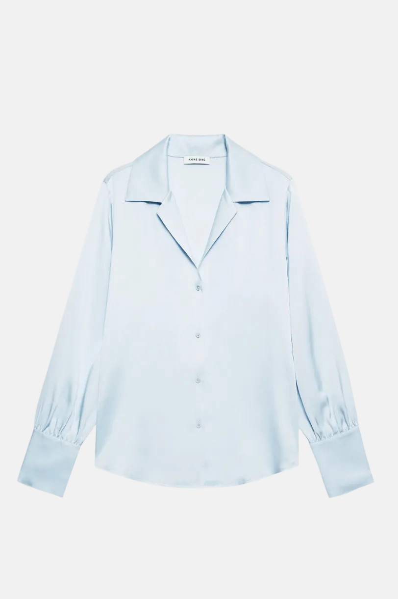 Anine Bing Bethany Bluse in Pale Blue aus Seidenmix mit spitzem Kragen und Knopfleiste.