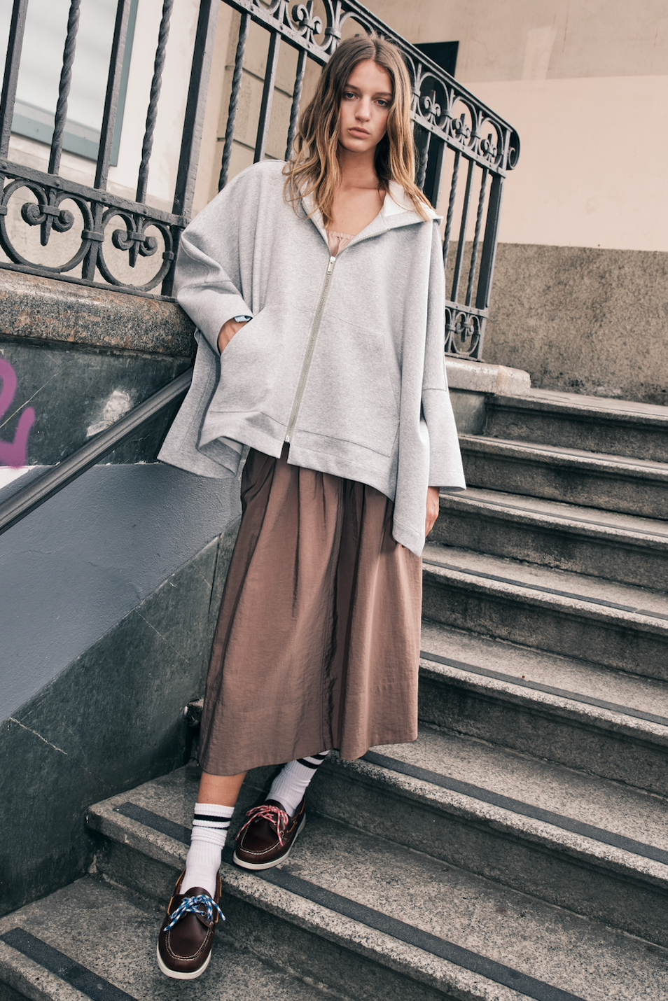 Model trägt den 8PM Positano Rock in Moka im urbanen City-Look.