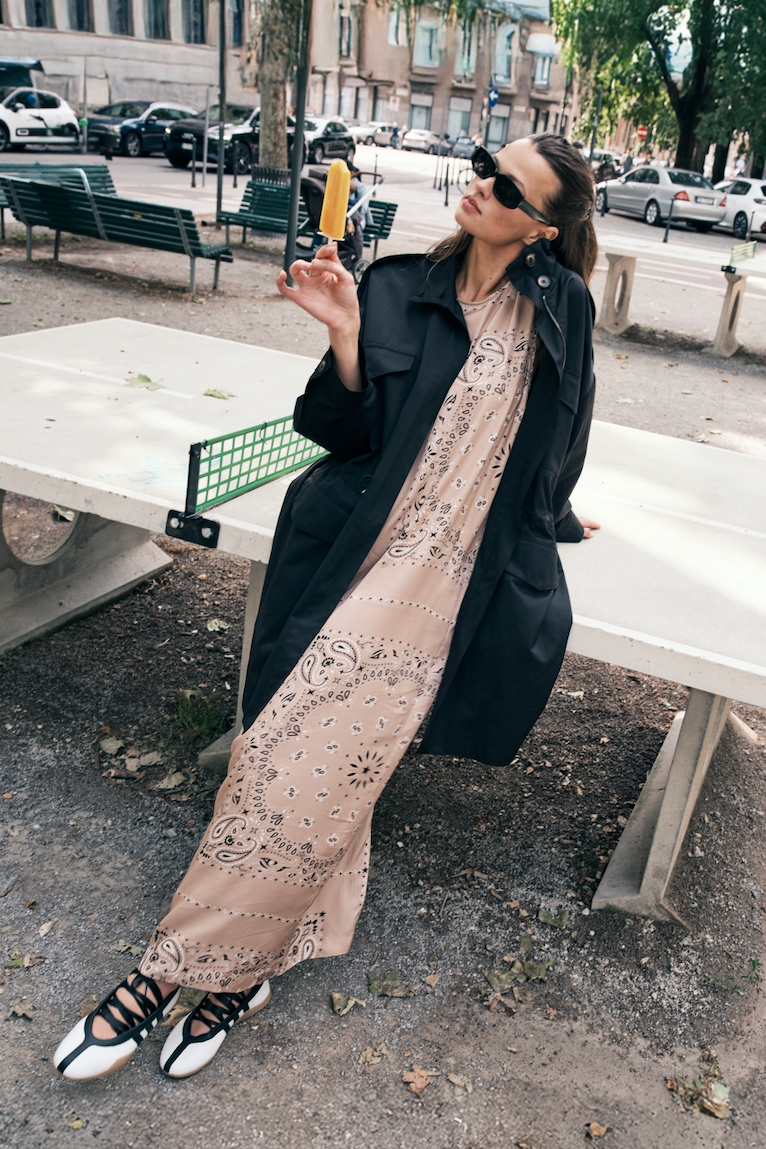 Model trägt 8PM Taormina Kleid in Desert – fließendes Maxi Dress mit Paisley-Print