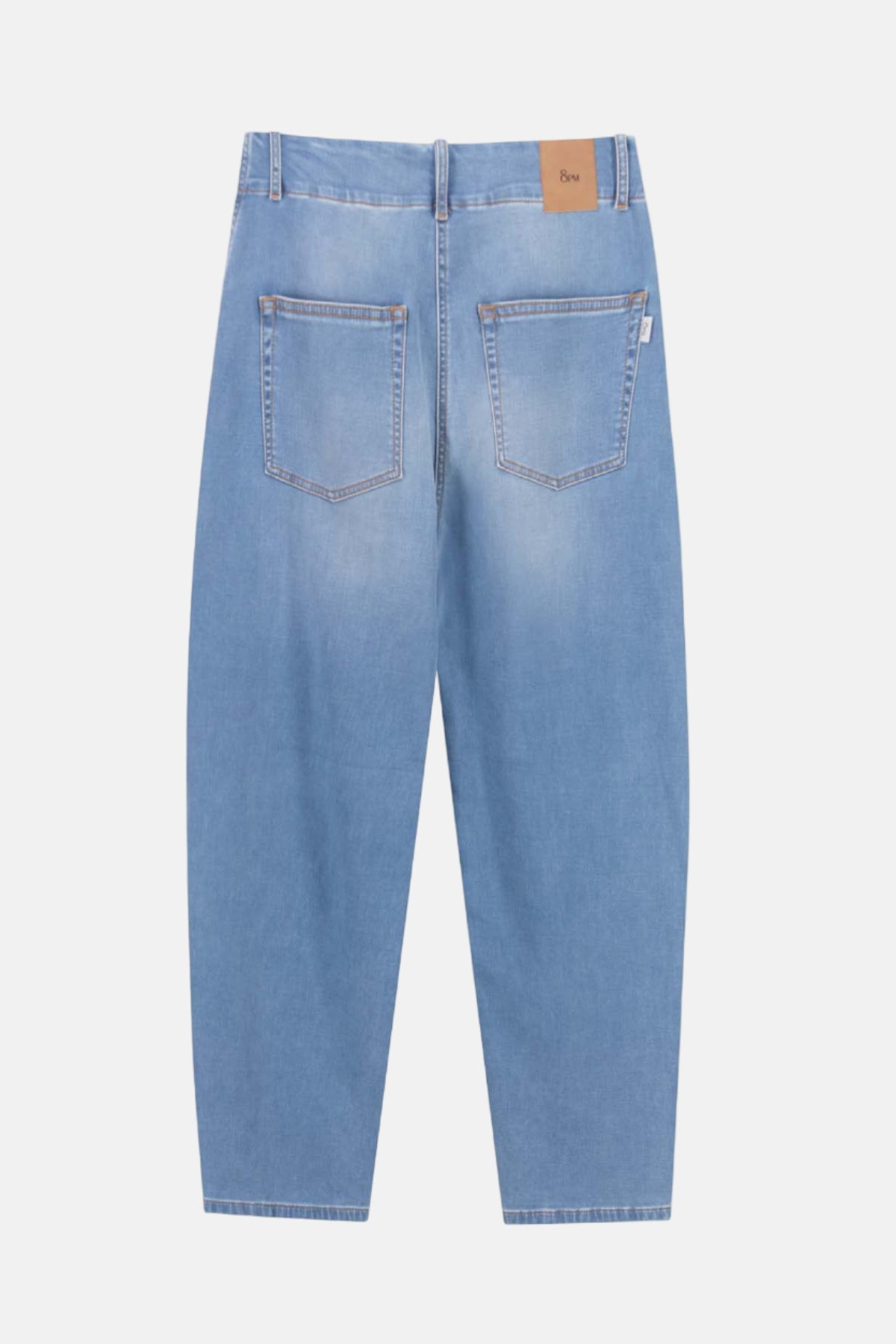 Rückansicht der 8PM Biarritz Jeans in Denim mit 5-Pocket-Design und Logo-Patch.