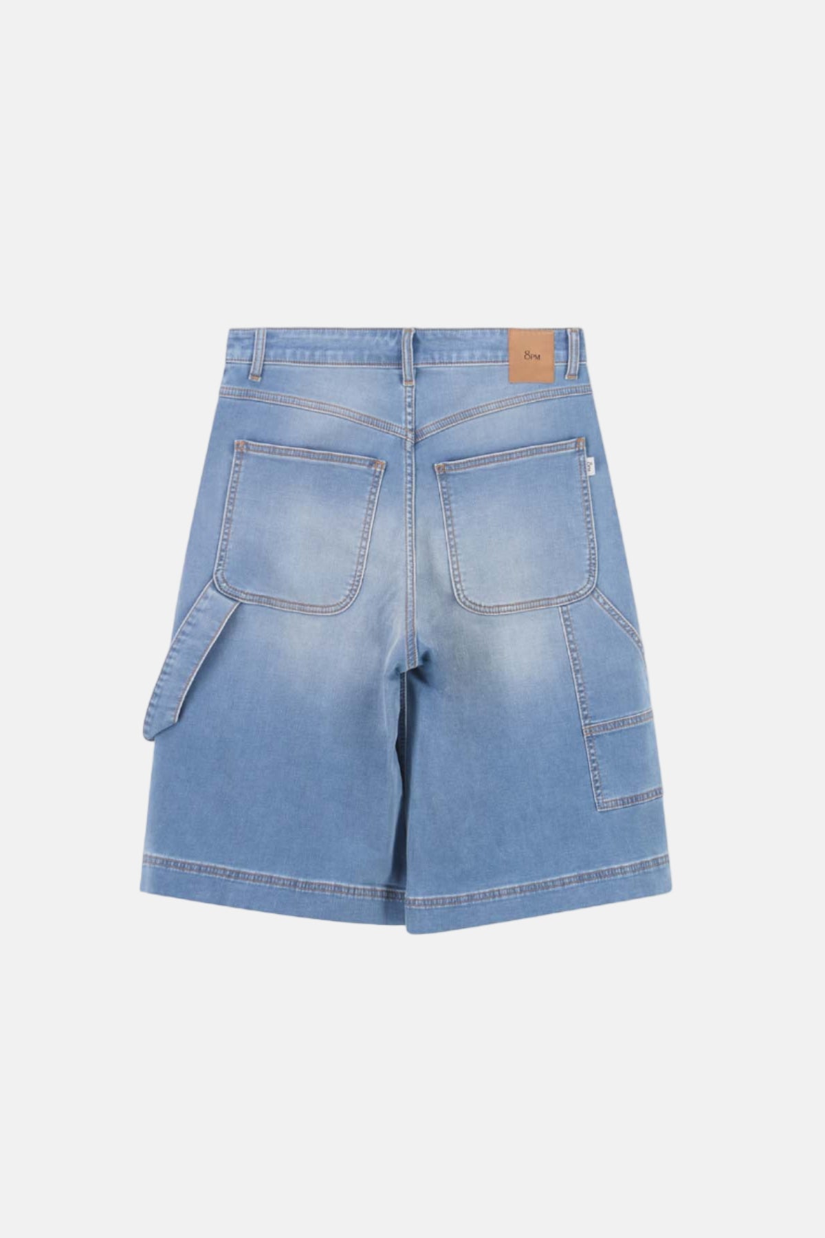 Rückansicht der 8PM Cancun Denim Shorts mit aufgesetzten Taschen und seitlicher Lasche.