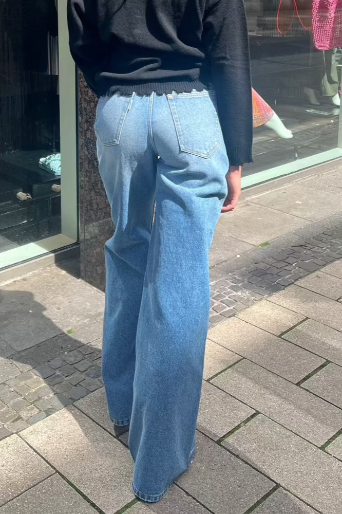 Mid-rise jeans, soft stone bleach