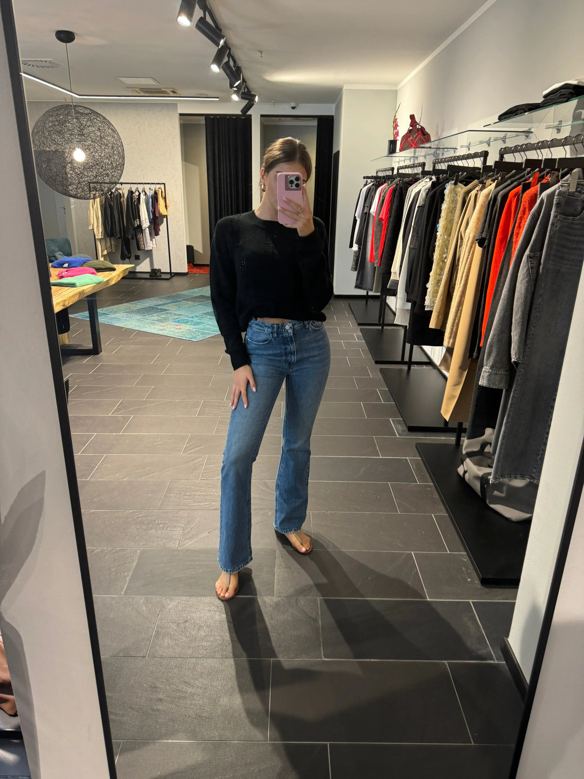 3x1 Maya Heels Foreshore Jeans in Grau – Ansicht 2