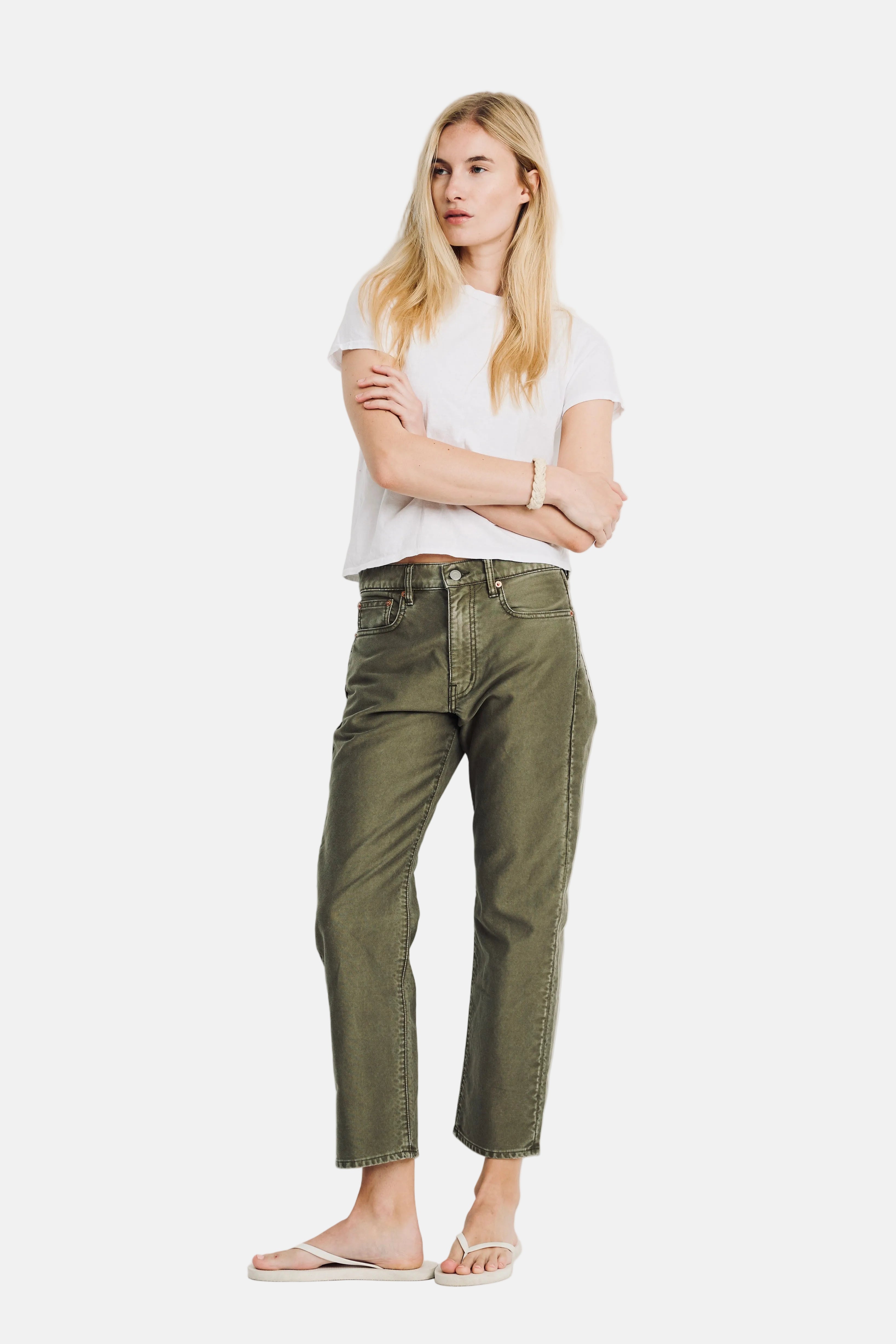 Model trägt die Denimist Lindsey Slim BF Hose in Olive/Green, Slim BF Fit, moderner Casual Look.
