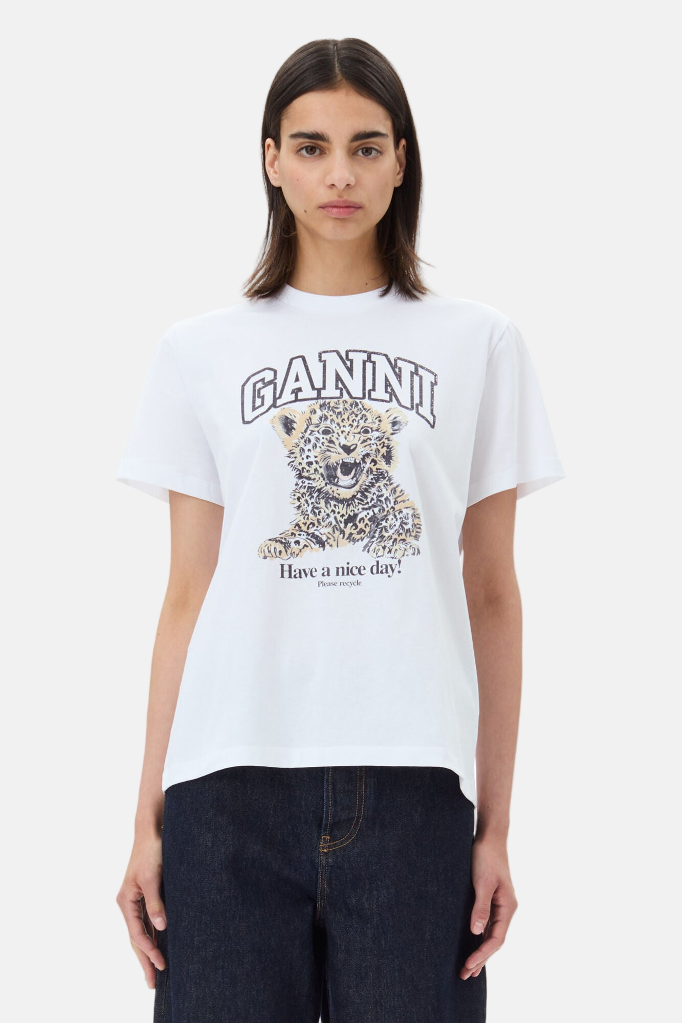 Model trägt das GANNI Basic Jersey Leopard Relaxed T-Shirt mit Rundhalsausschnitt und Leopard-Print.